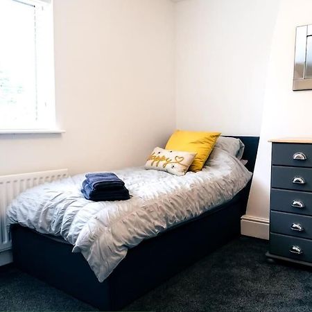 4 Bedroom - Sleep 9 Home In Cheadle Staffordshire - Alton Towers Polar Express Dimmingsdale Peak District Trentham Gardens Water World 外观 照片