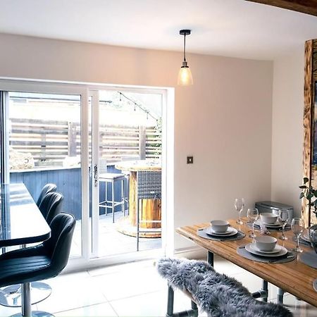 4 Bedroom - Sleep 9 Home In Cheadle Staffordshire - Alton Towers Polar Express Dimmingsdale Peak District Trentham Gardens Water World 外观 照片