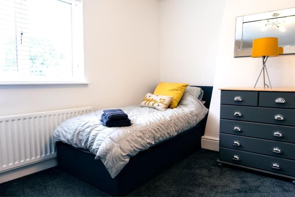 4 Bedroom - Sleep 9 Home In Cheadle Staffordshire - Alton Towers Polar Express Dimmingsdale Peak District Trentham Gardens Water World 外观 照片