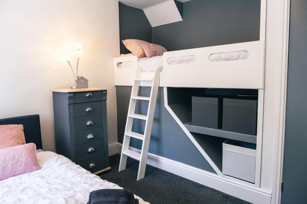 4 Bedroom - Sleep 9 Home In Cheadle Staffordshire - Alton Towers Polar Express Dimmingsdale Peak District Trentham Gardens Water World 外观 照片
