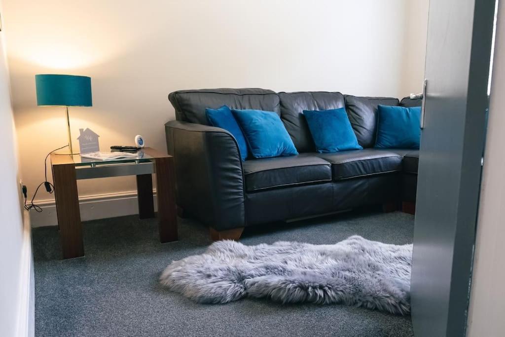 4 Bedroom - Sleep 9 Home In Cheadle Staffordshire - Alton Towers Polar Express Dimmingsdale Peak District Trentham Gardens Water World 外观 照片