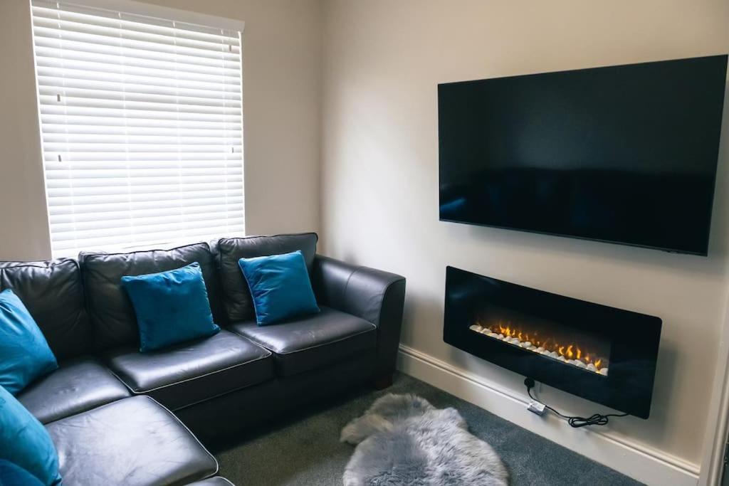 4 Bedroom - Sleep 9 Home In Cheadle Staffordshire - Alton Towers Polar Express Dimmingsdale Peak District Trentham Gardens Water World 外观 照片