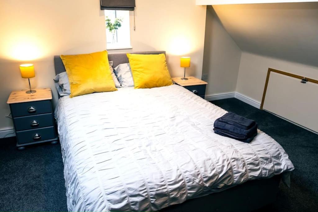 4 Bedroom - Sleep 9 Home In Cheadle Staffordshire - Alton Towers Polar Express Dimmingsdale Peak District Trentham Gardens Water World 外观 照片