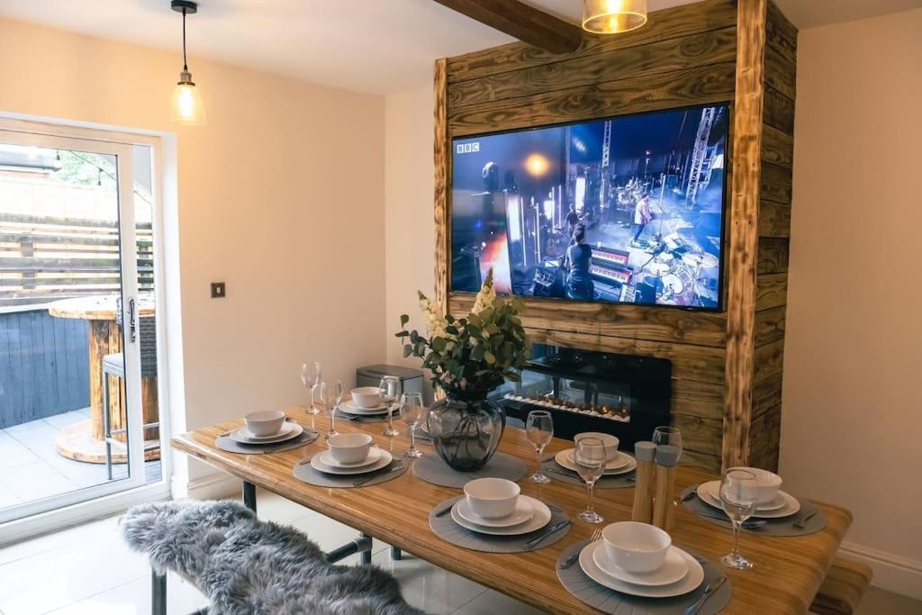 4 Bedroom - Sleep 9 Home In Cheadle Staffordshire - Alton Towers Polar Express Dimmingsdale Peak District Trentham Gardens Water World 外观 照片