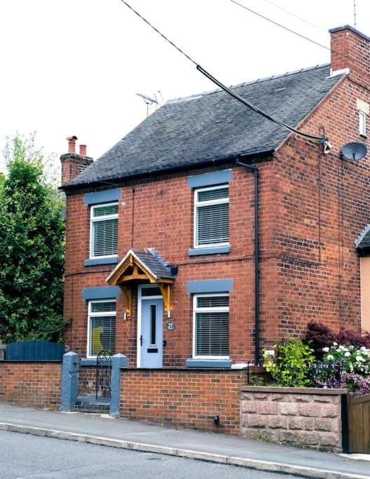 4 Bedroom - Sleep 9 Home In Cheadle Staffordshire - Alton Towers Polar Express Dimmingsdale Peak District Trentham Gardens Water World 外观 照片