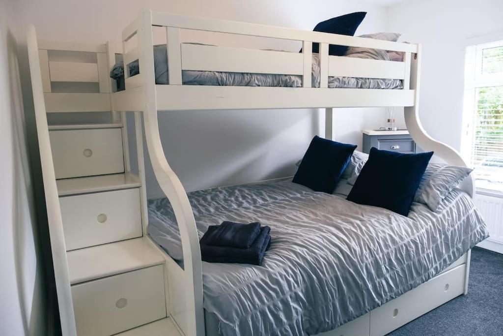 4 Bedroom - Sleep 9 Home In Cheadle Staffordshire - Alton Towers Polar Express Dimmingsdale Peak District Trentham Gardens Water World 外观 照片