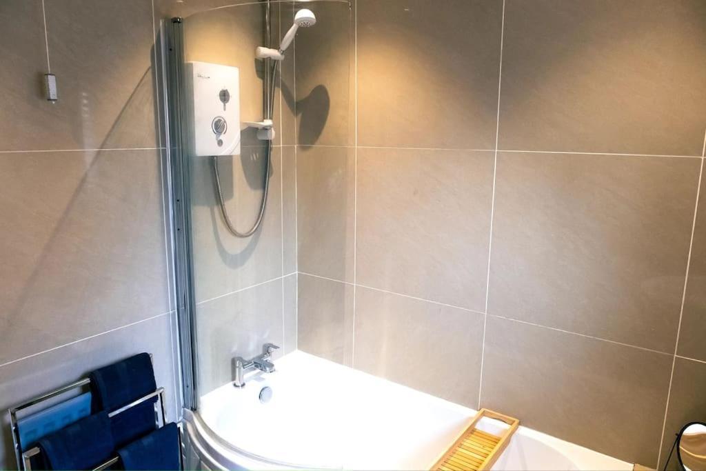 4 Bedroom - Sleep 9 Home In Cheadle Staffordshire - Alton Towers Polar Express Dimmingsdale Peak District Trentham Gardens Water World 外观 照片
