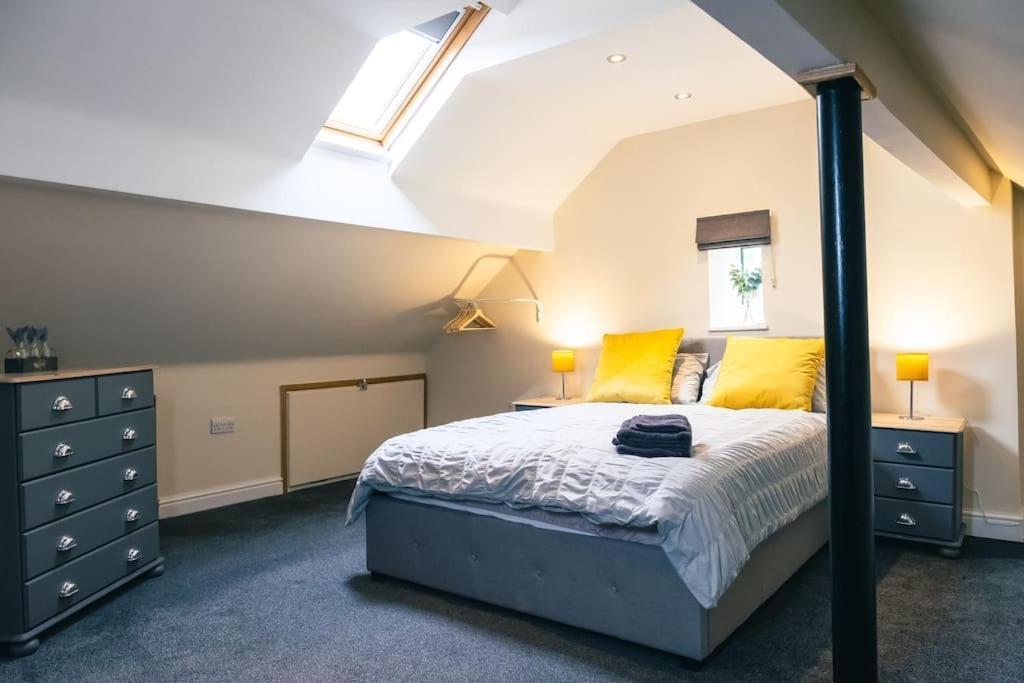 4 Bedroom - Sleep 9 Home In Cheadle Staffordshire - Alton Towers Polar Express Dimmingsdale Peak District Trentham Gardens Water World 外观 照片