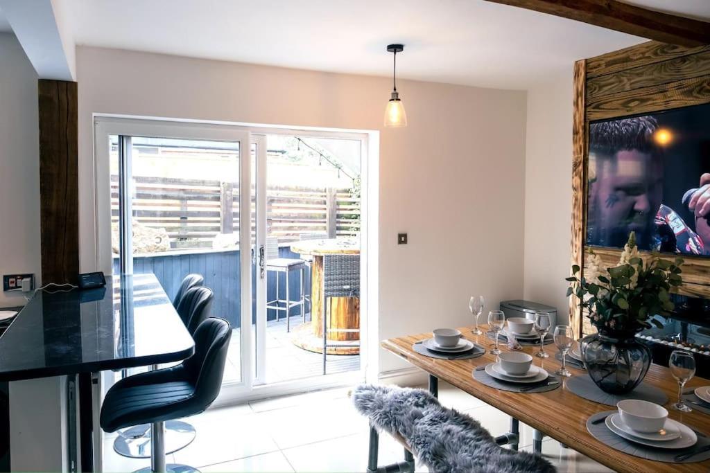 4 Bedroom - Sleep 9 Home In Cheadle Staffordshire - Alton Towers Polar Express Dimmingsdale Peak District Trentham Gardens Water World 外观 照片