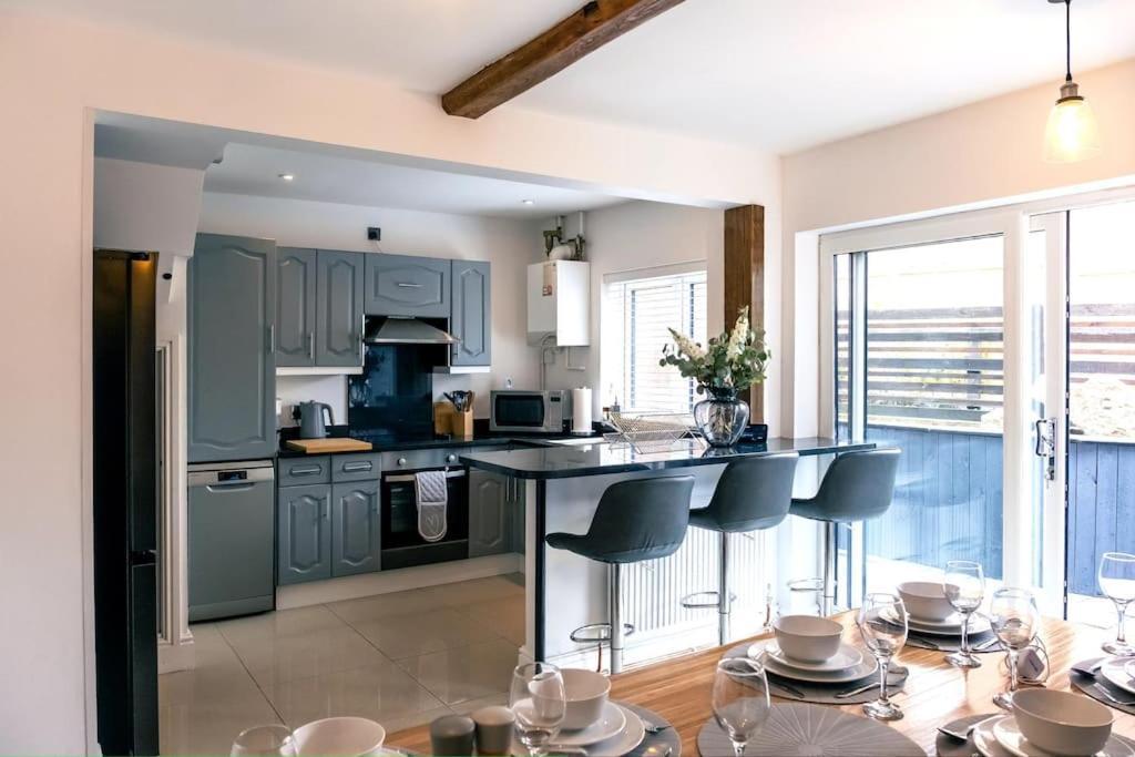 4 Bedroom - Sleep 9 Home In Cheadle Staffordshire - Alton Towers Polar Express Dimmingsdale Peak District Trentham Gardens Water World 外观 照片