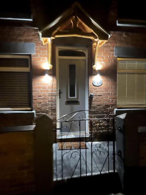 4 Bedroom - Sleep 9 Home In Cheadle Staffordshire - Alton Towers Polar Express Dimmingsdale Peak District Trentham Gardens Water World 外观 照片