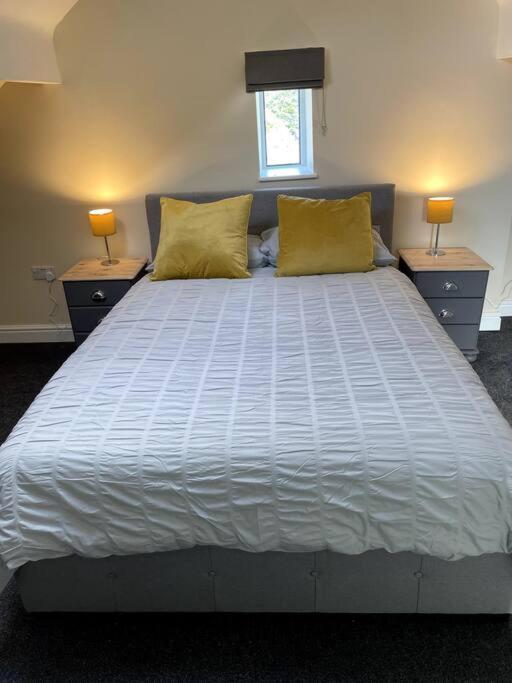 4 Bedroom - Sleep 9 Home In Cheadle Staffordshire - Alton Towers Polar Express Dimmingsdale Peak District Trentham Gardens Water World 外观 照片