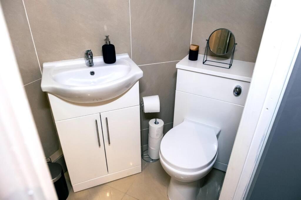 4 Bedroom - Sleep 9 Home In Cheadle Staffordshire - Alton Towers Polar Express Dimmingsdale Peak District Trentham Gardens Water World 外观 照片