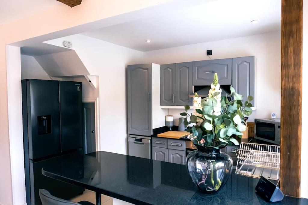4 Bedroom - Sleep 9 Home In Cheadle Staffordshire - Alton Towers Polar Express Dimmingsdale Peak District Trentham Gardens Water World 外观 照片